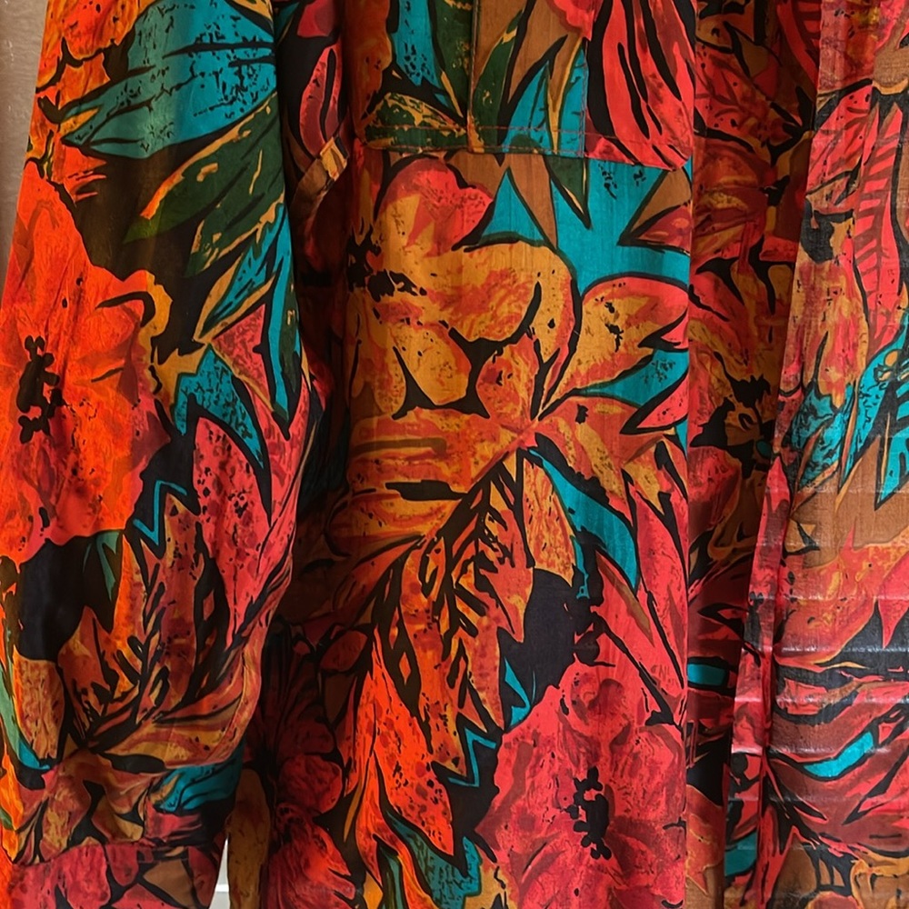 Vintage 80’s Art de Chine 100% Silk Button-Up Shirt / shoulder pads!